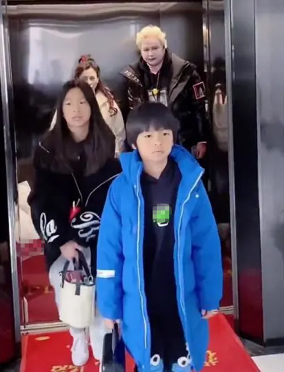 张庭与丈夫敷面膜出行，把脸涂得煞白像白无常