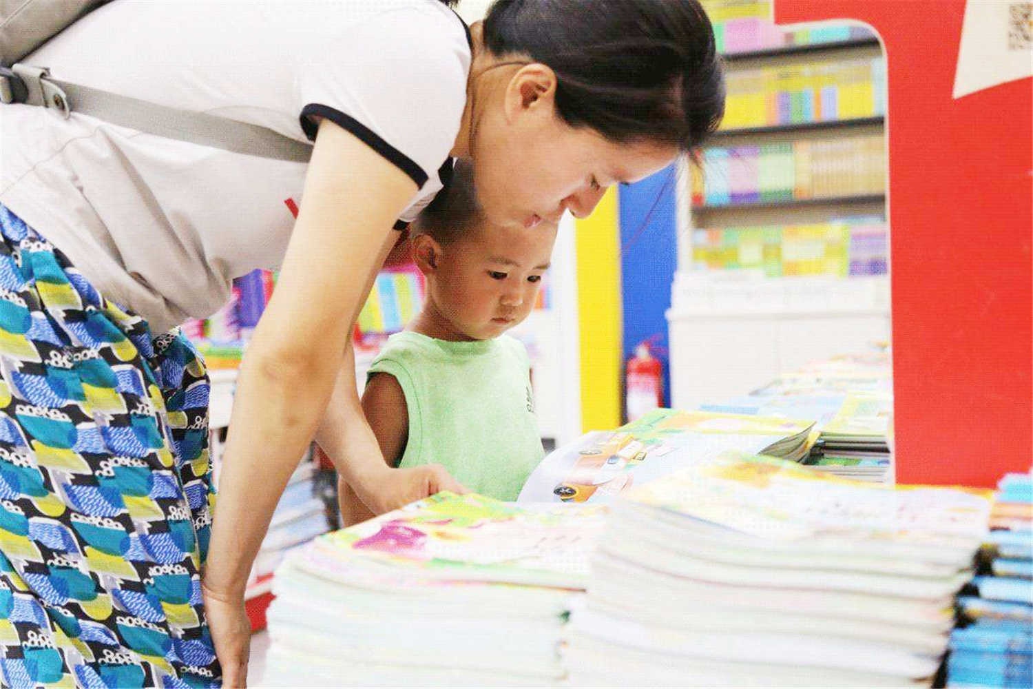 不识字的孩子，如何在亲子阅读中增长认知？分阶段做“读写萌发”