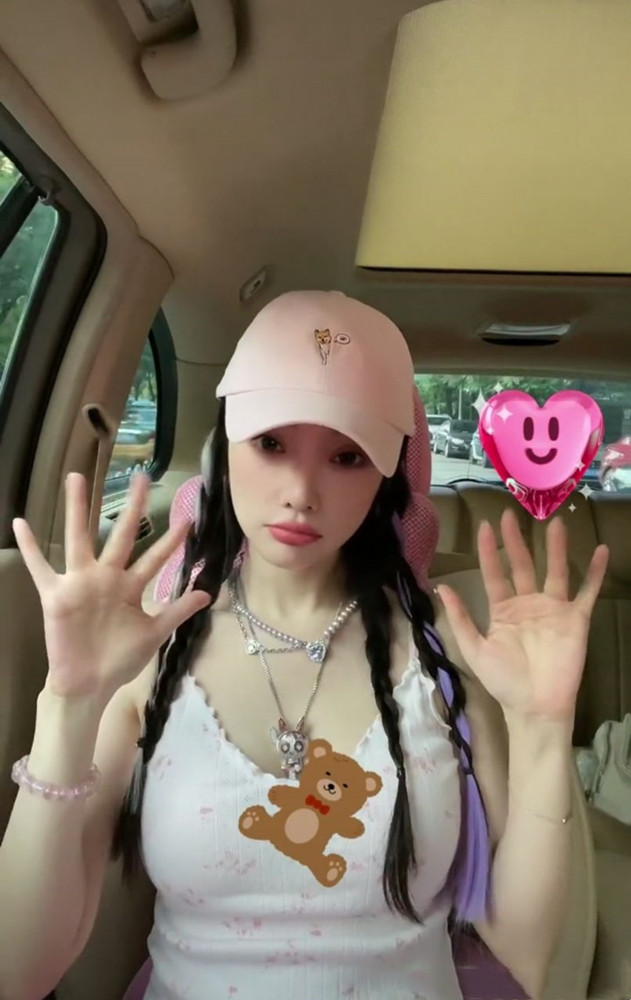李小璐带娃划船，穿吊带手臂纹身抢镜，甜馨皮