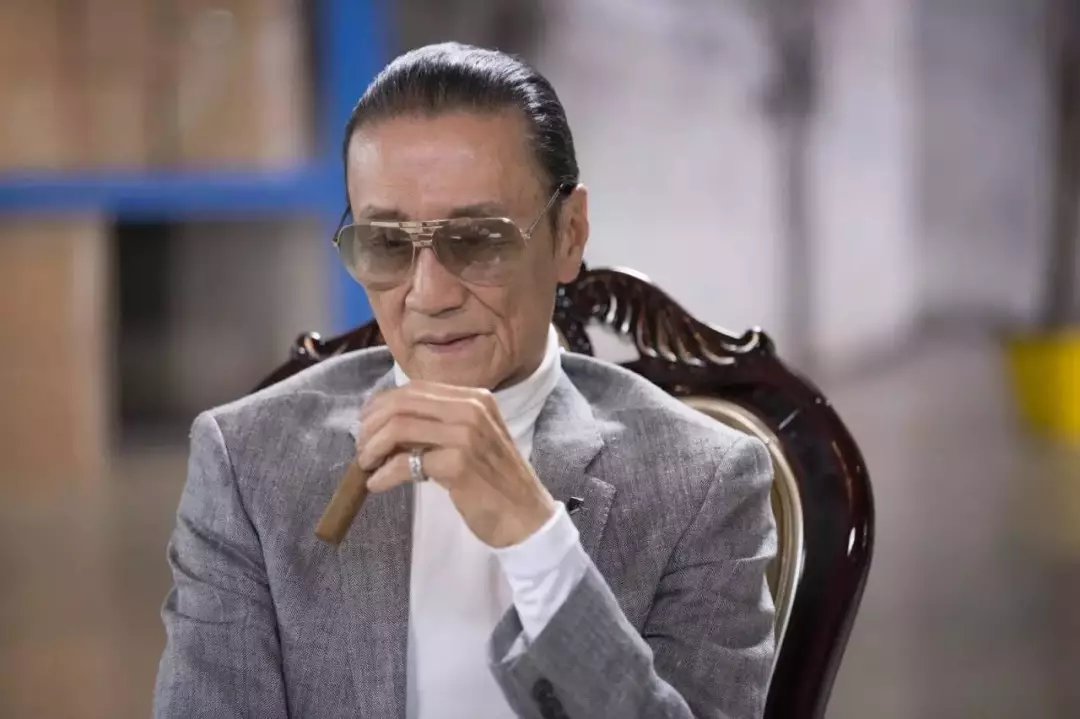 84岁谢贤终于摘下墨镜，面瘦肌黄似农民，喉咙大