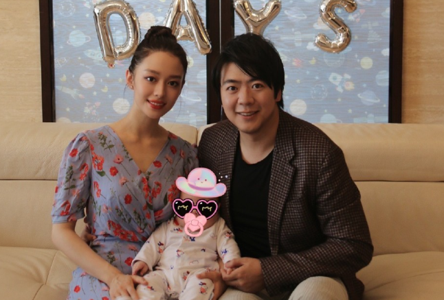 吉娜高調曬兒子百天照，一家7口同框笑容滿面，吉娜父母罕見出鏡