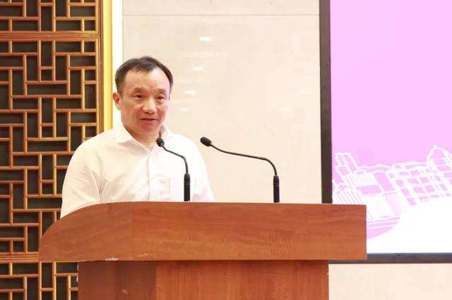 这个温州商人，卖眼镜起家，身价330亿，却从不接受采访，为啥