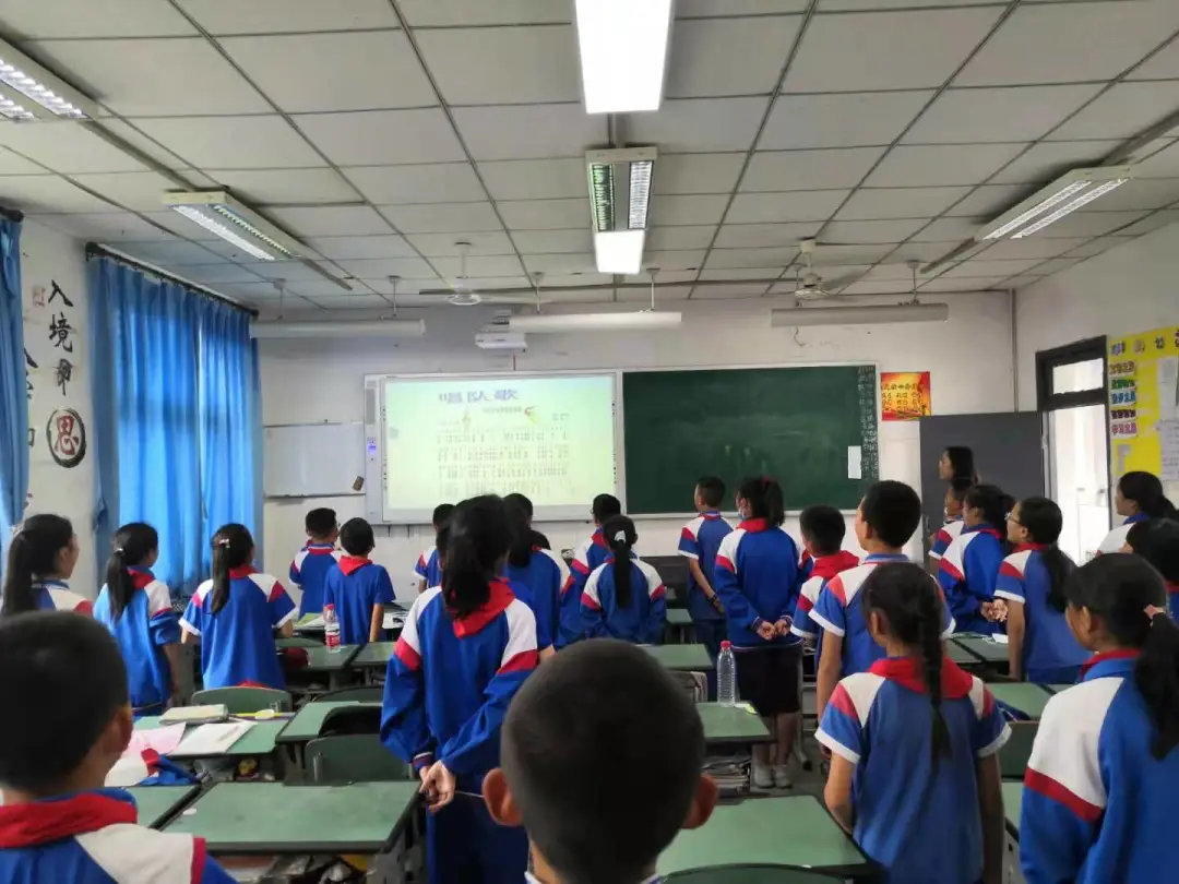 成都市双流区黄龙溪学校开展“红领巾心向党”主题队会活动