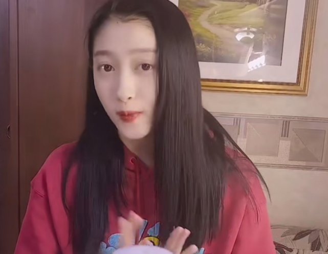 关晓彤素颜照被传，身后桌子上的腿太抢镜，镜