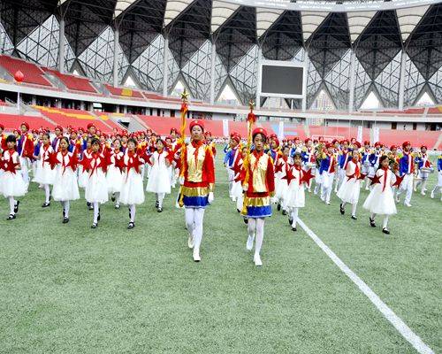 西宁市杨家庄小学“馨雅红领巾”鼓号队显风采