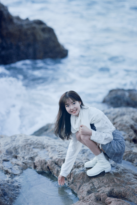 王思聪在泰国被拍到和一女孩街头逛夜市，看清