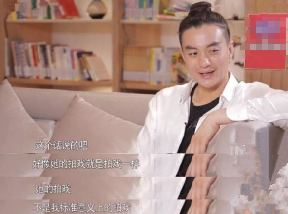 39岁朱丹和老公接孩子放学，身形臃肿肚腩突出，