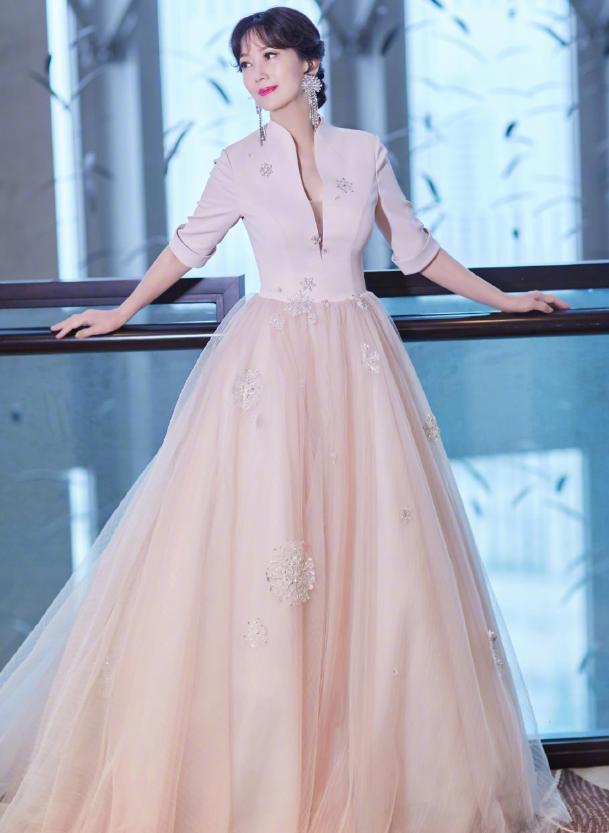 有种“为老不尊”叫赵雅芝，奶奶年纪穿无痕裤