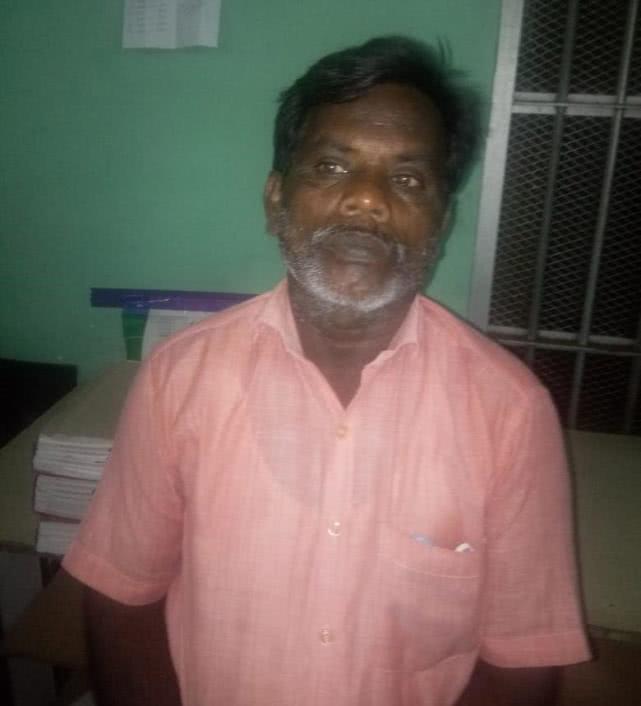 印度男子跟人打了一架，第二天早上妹妹就被人捆住手脚泼汽油点燃