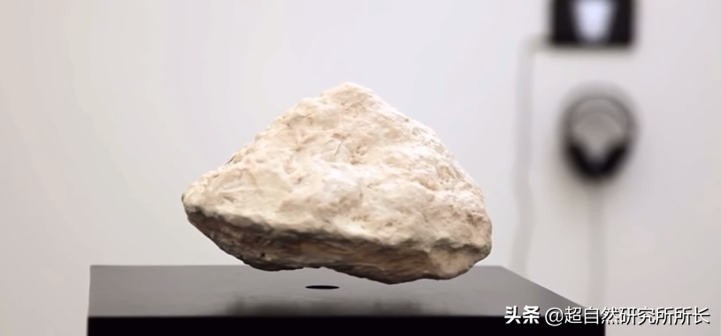 一位法國老人的外星之旅，帶回了一切未解之謎的終極答案