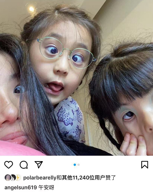 贾静雯仨女儿久违同框，4岁波妞涂绿色眼影搞怪大笑，黑虫牙抢镜