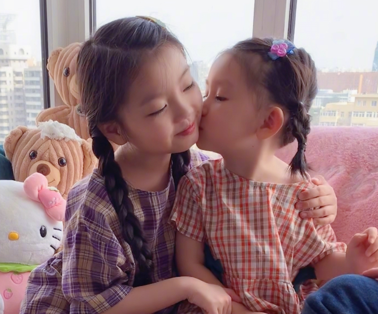 阿拉蕾亲妹妹照片曝光，两姐妹如同复制粘贴，这颜值也太好看了吧