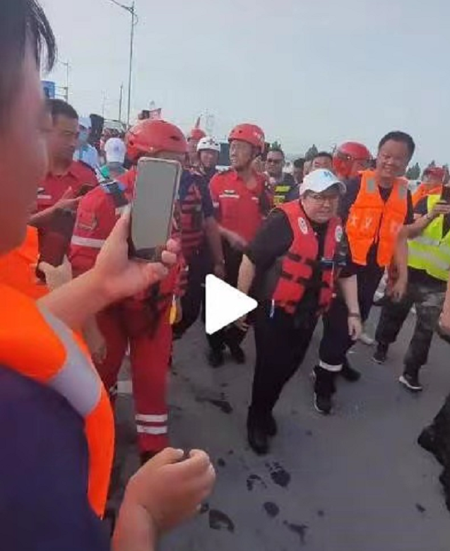 王一博韩红事件登时政新闻，给出多张特写照，直言是救援还是作秀