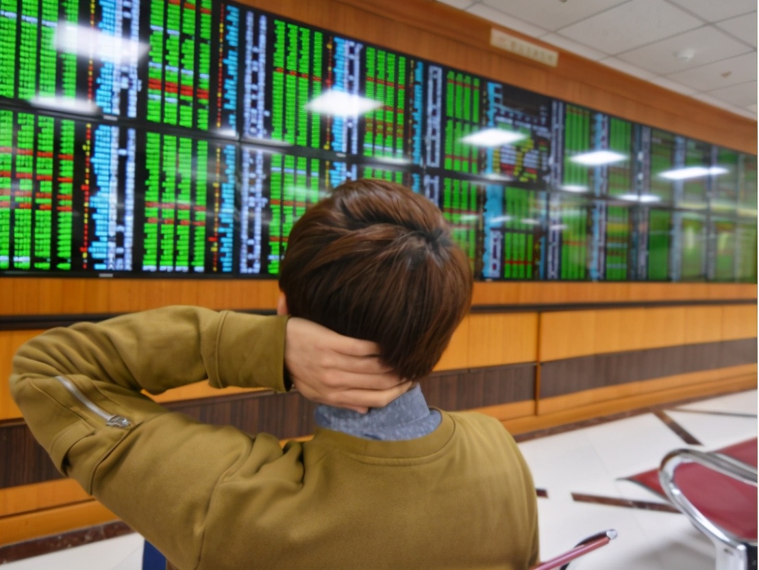 在支付宝购买基金的年轻人成了“韭菜”？为啥普通人赚不到钱？