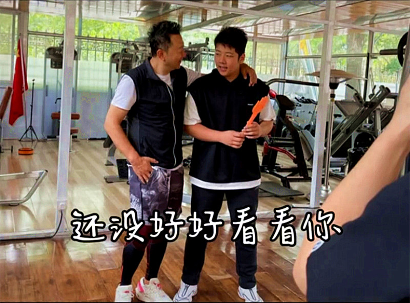 费曼、夏天变肉脸，石头成壮汉，《爸哪》萌娃