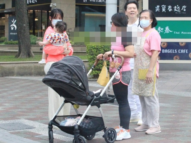 郭碧婷帶娃出行，倆保姆一保鏢護駕，向華強抱孫女溜滑梯童心未泯