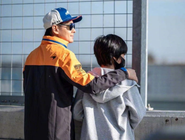 林志颖老婆晒仨儿子圣诞照，吐槽kimi要礼物态度敷衍，太难买