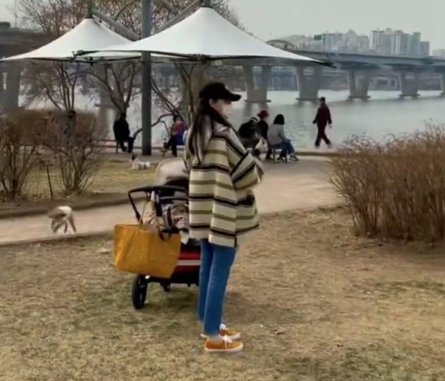 崔智友曬一家三口出遊照，小九歲神秘丈夫充當攝影師為妻女拍照