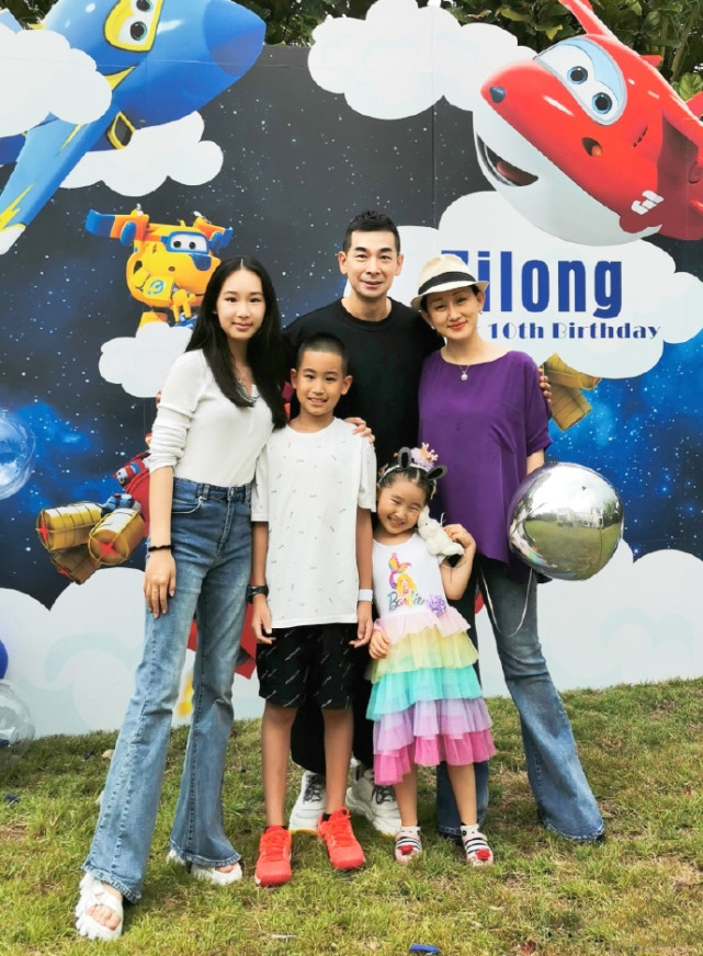 赵文卓夫妇庆儿子满10岁，13岁大女儿身高超妈妈，一家五口好有爱