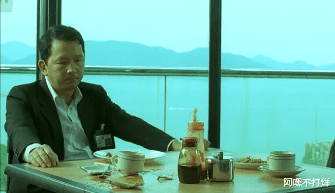 香港老戏骨在片场独坐吃盒饭，无一人拍照围观，网友：这才叫艺人