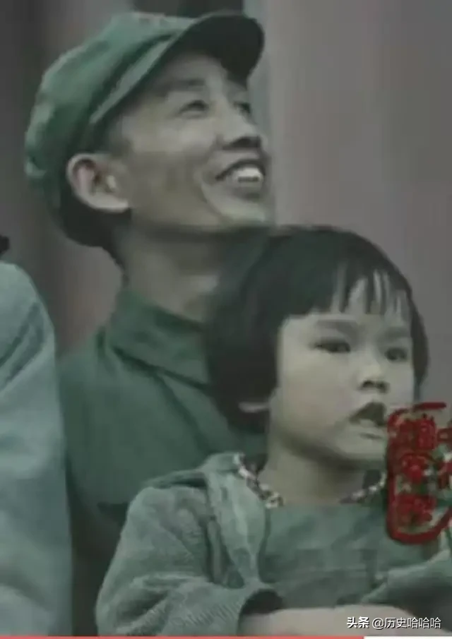 开国庆典,在天安门上那个最小的小女孩原来是她!