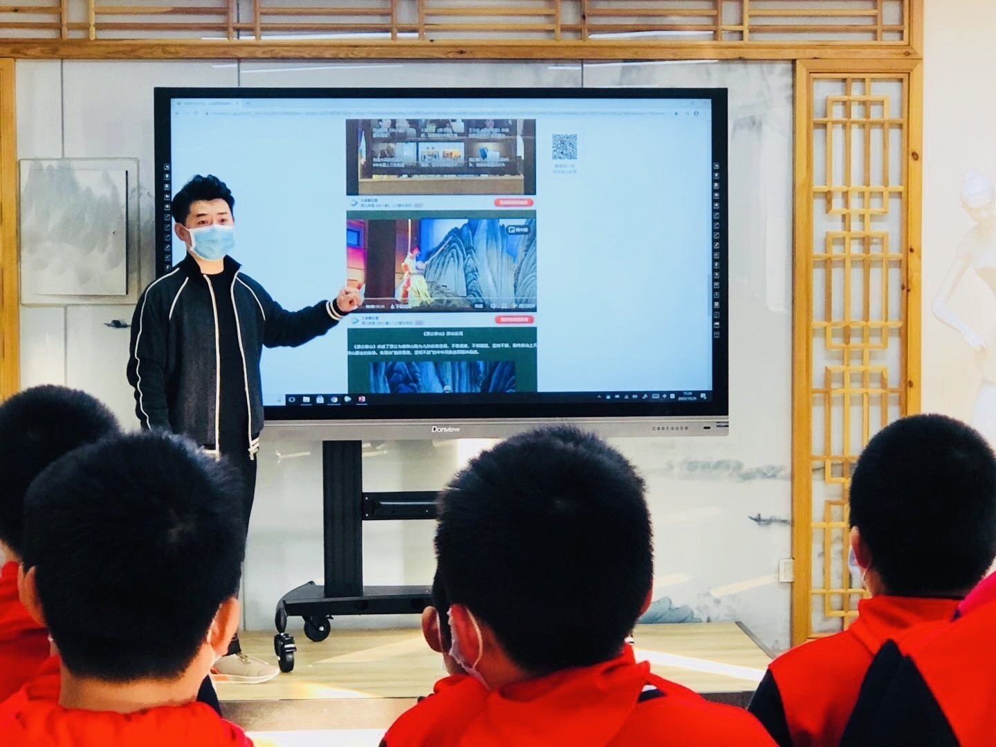 西罗园第五小学杨少彭传戏工作室第一课开讲 推动国粹校园传承