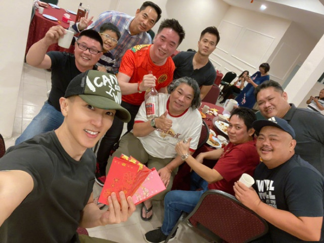 吳尊攜老婆參加同學會，41歲的他帥如當初，與同學合影像兩代人