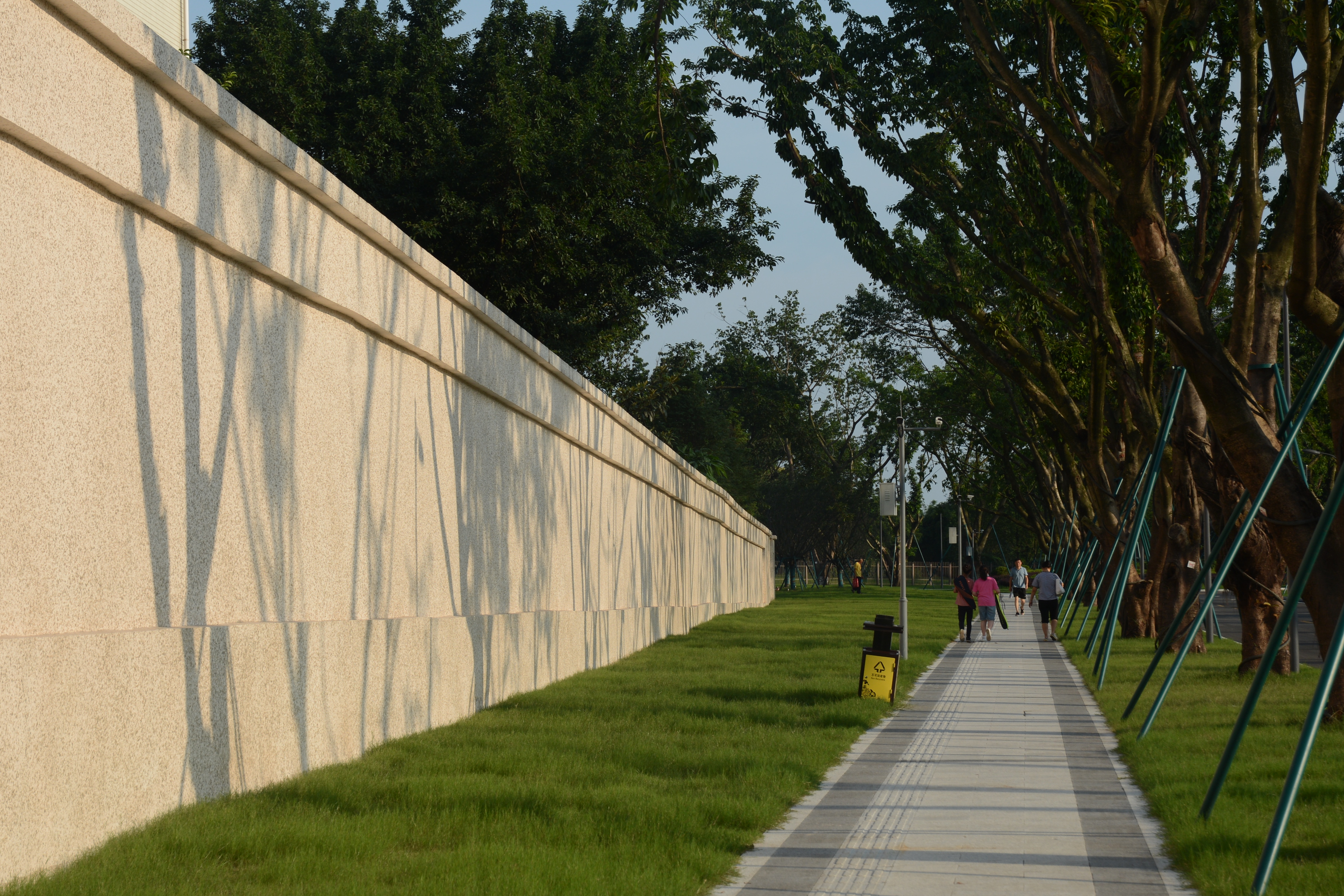 大门重修后的渝州宾馆：走路散步免费，开车穿越却要交钱？