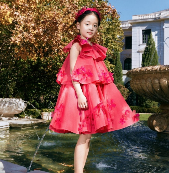 梅婷女儿用名字“秀恩爱”，7岁独自拍封面，和