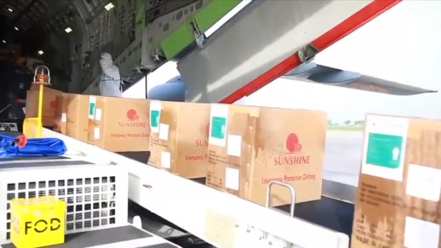 国产大飞机再次飞出国门！满载救援物资，运2