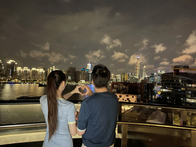 郎朗送大钻戒为娇妻庆生，吉娜晒合照高调撒糖，夫妻比心对视甜齁