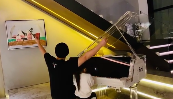 昆凌晒老公教女儿弹钢琴，周董打趣学费很贵，父女四手联弹超有爱