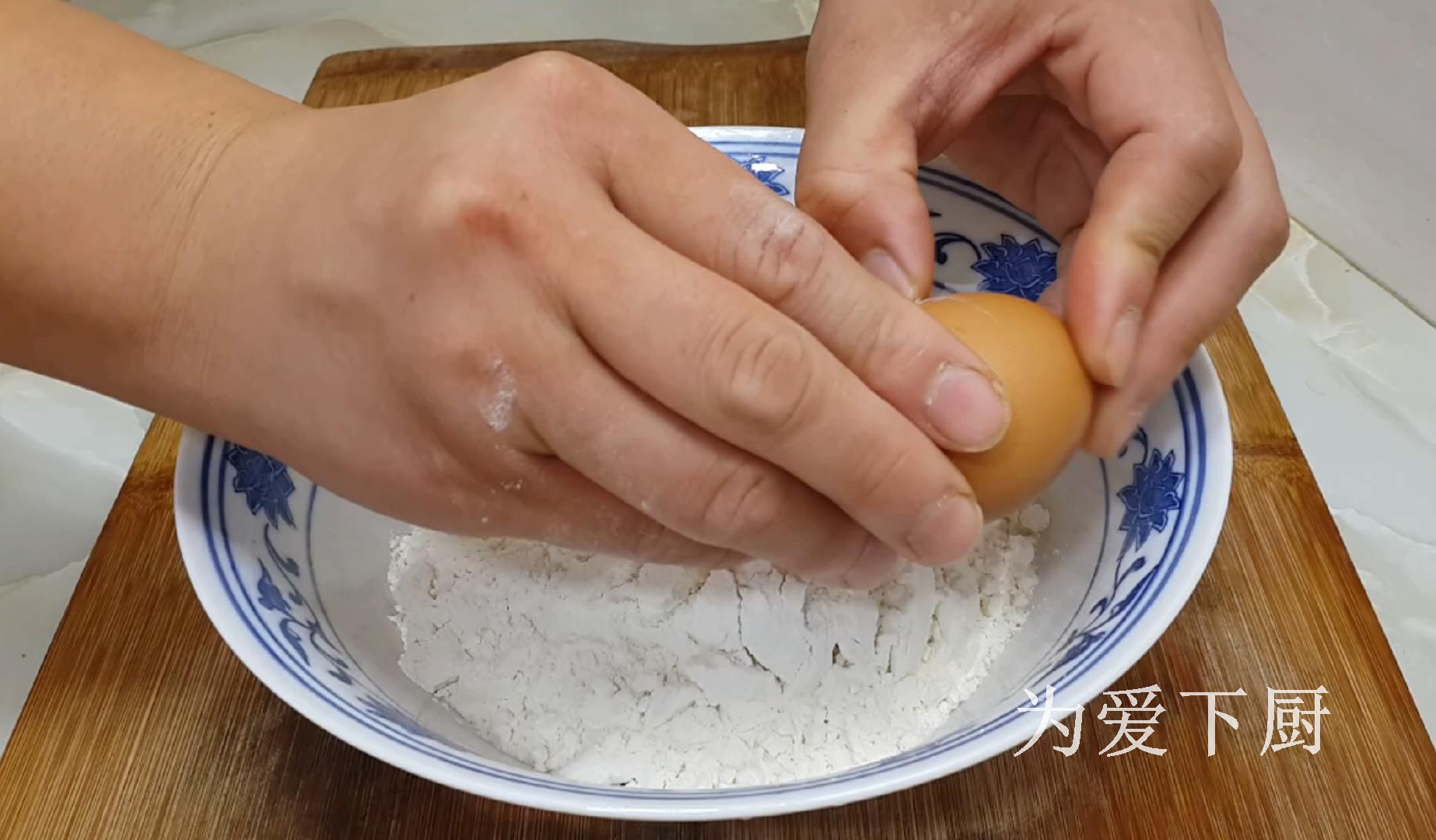 零食这样做才简单，加2个鸡蛋，外焦里软又香甜，比面包油条好吃