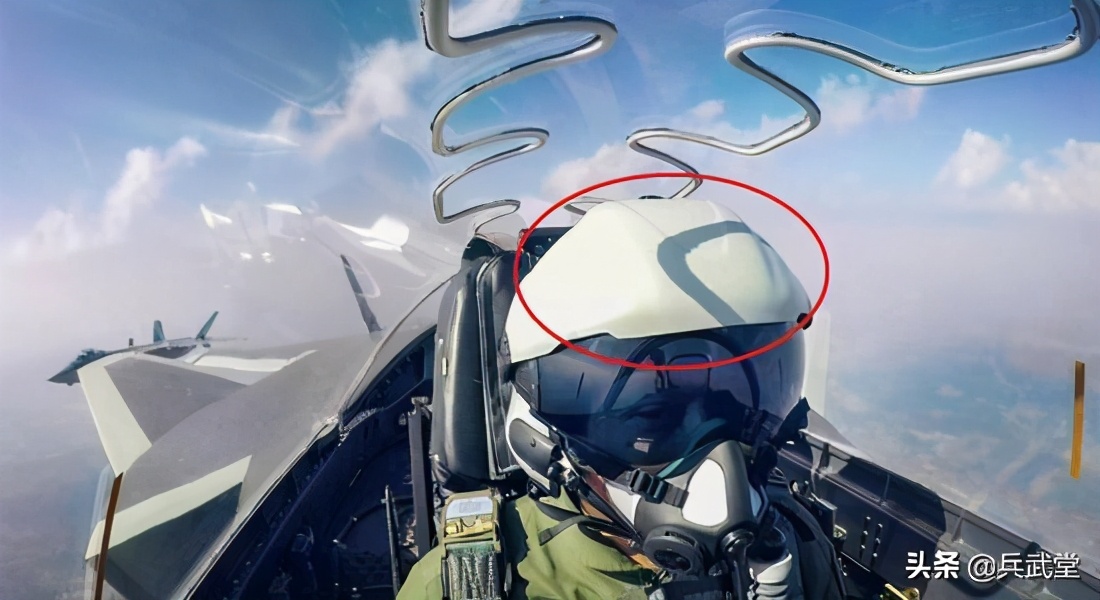 歼20头盔出现仪表盘，在护目镜上不断跳动，头显