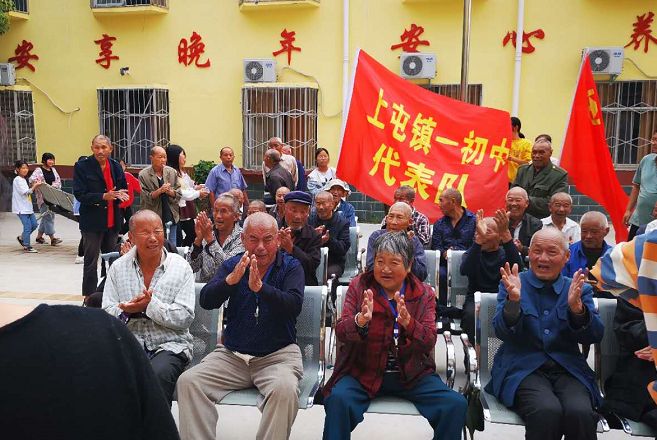 唐河县上屯镇：青春情暖扶贫日，贫困老人乐开怀