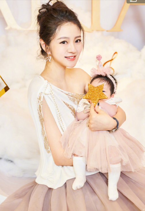 安以轩女儿越长越好看，眉眼间酷似富豪爹，坐在副驾驶上为66庆生