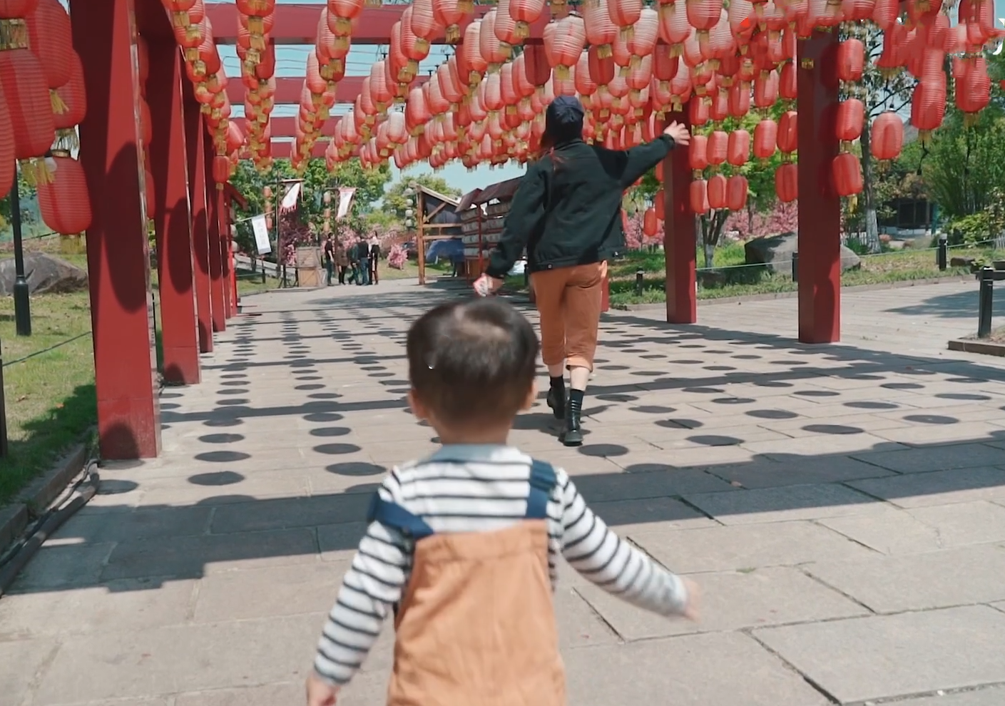 張晉曬一家五口幸福出遊，蔡少芬再現坑娃日常，兒子被嚇到大哭