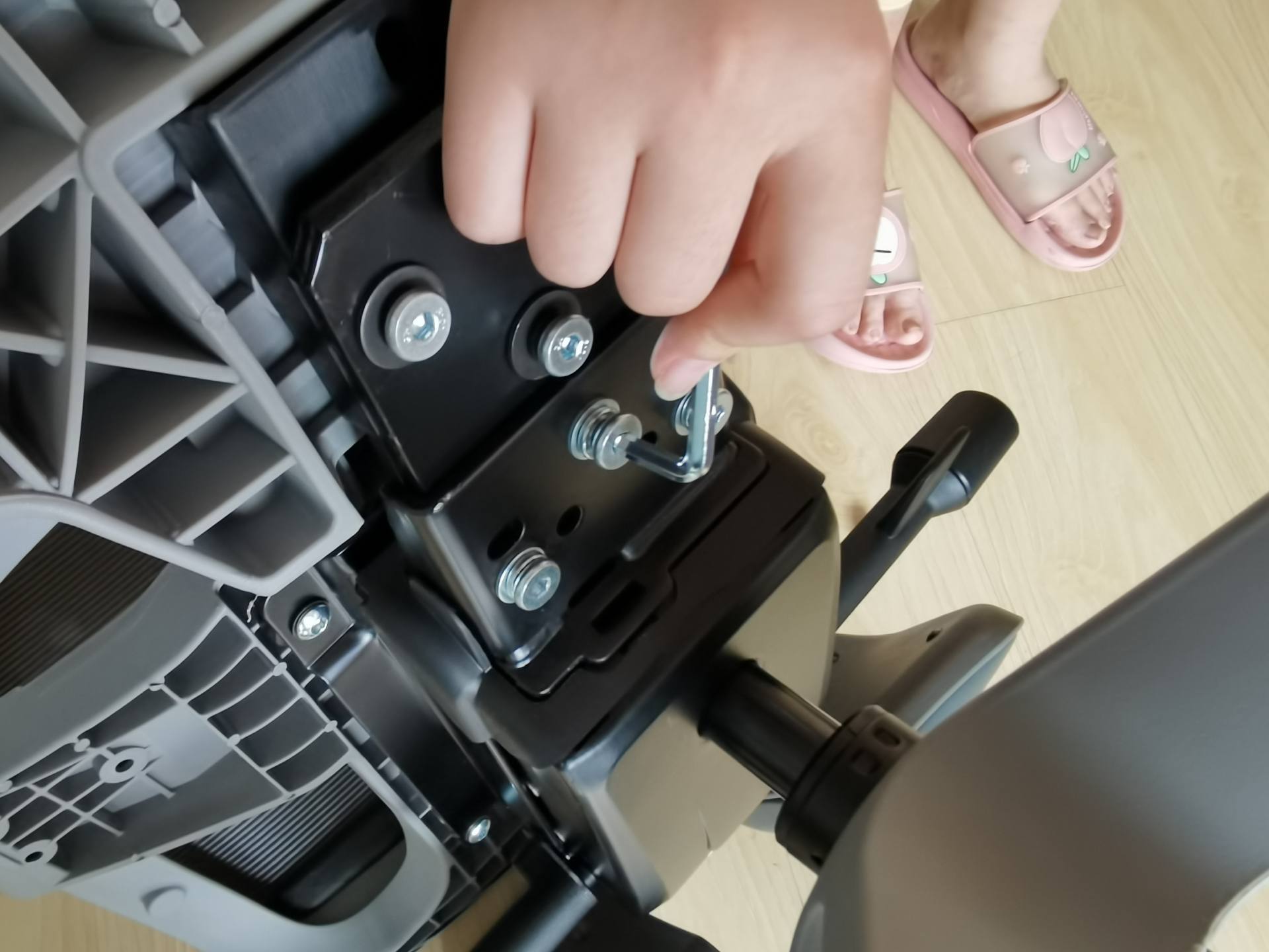 办公椅也可以实现“葛优躺”，网易严选人体工学椅办公休闲两相宜