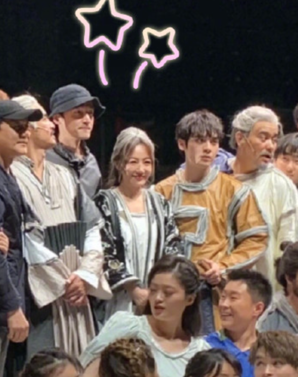 胡歌被传与薛佳凝复合，同台站在薛佳凝身后显亲密，胡歌方已否认