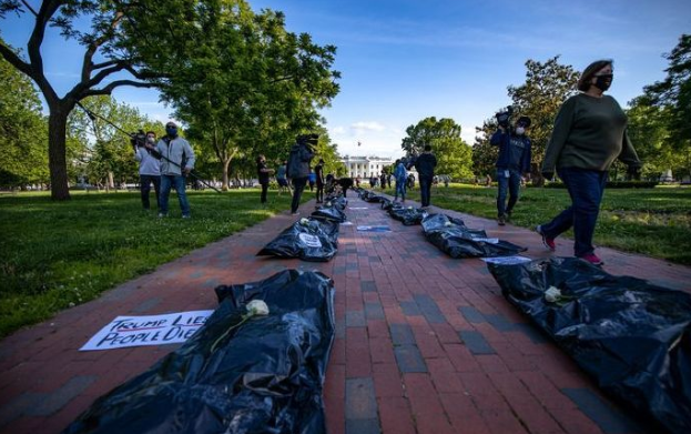 一切安好？示威群众白宫前放置装尸袋：特朗普说谎了，人们死了