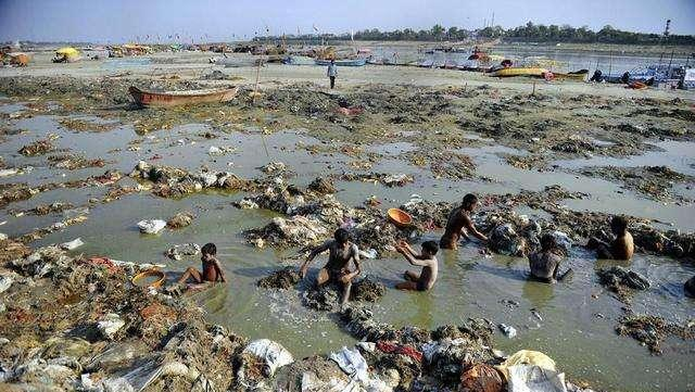 漂浮著死屍的恒河水，為什麼印度人敢直接喝，難道他們進化了？