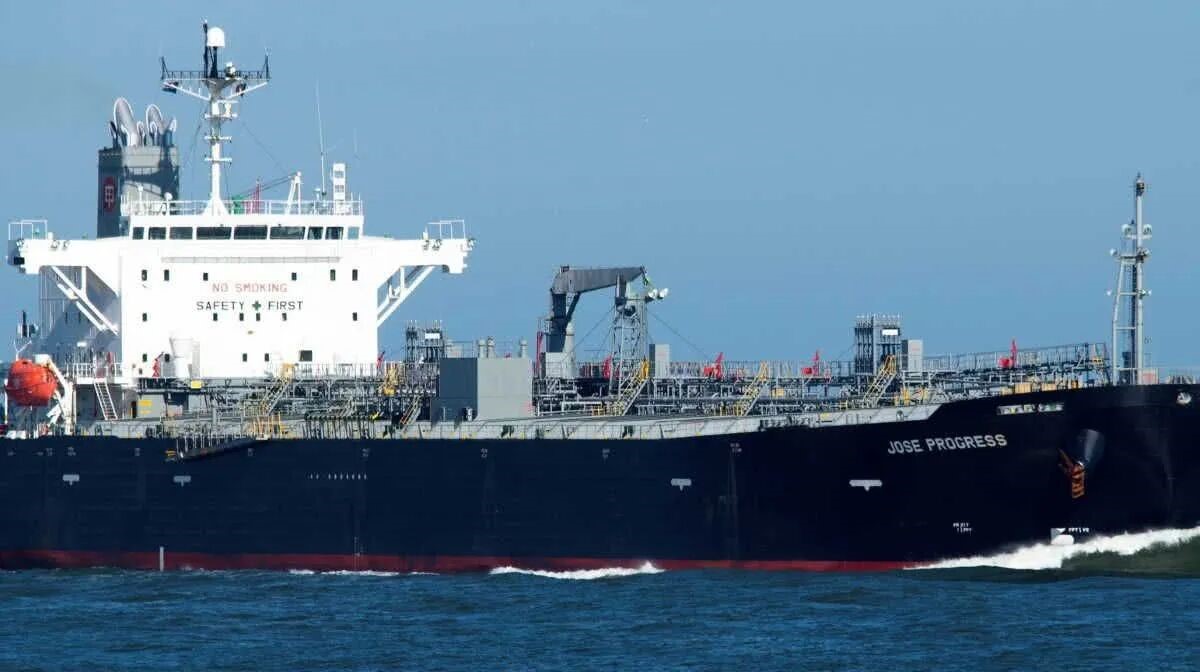 5艘巨轮驶向美国后院，军方下令出动军舰拦截，