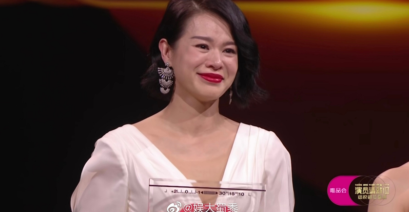 胡杏儿带小儿子玩游乐场，1岁半李奕霖痞帅大气，比哥哥有明星相