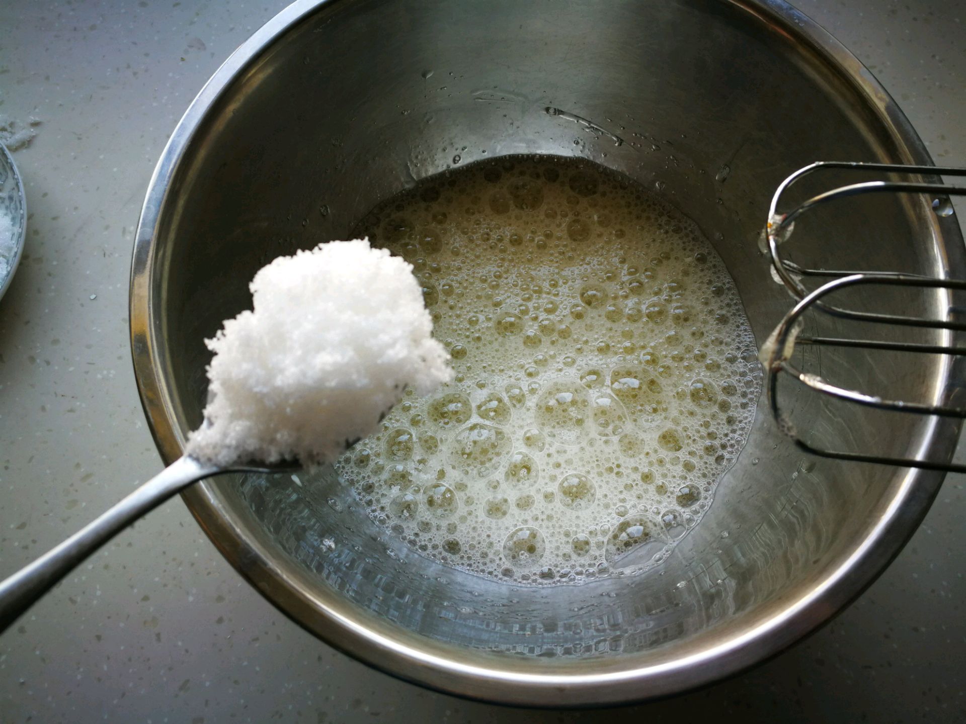 蛋糕卷不用出去买着吃了，在家就能做，口感绵密做法简单