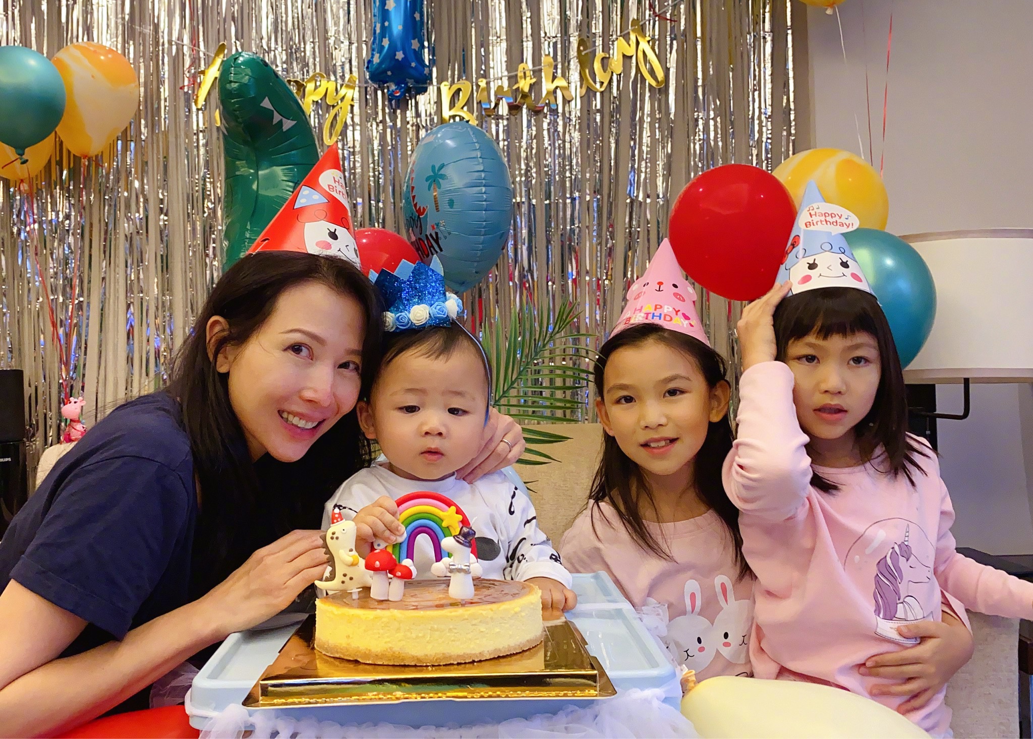 魚蛋1歲生日，蔡少芬哭得鼻子通紅，兒子被親成表情包萌態十足