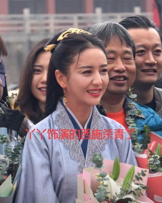 郑恺满脸细纹佟丽娅显老，看到明星真实样子你