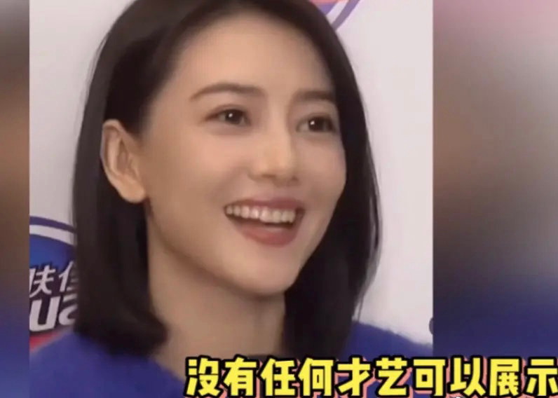 高圆圆与朱亚文同台演出，穿工装精气神十足，打扮朴素仍明艳动人