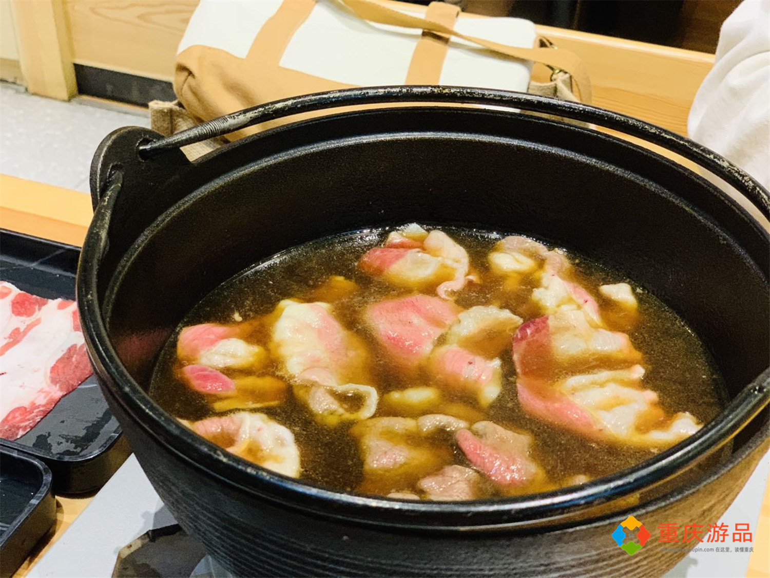 来自台湾的日本料理，拌着生鸡蛋吃的火锅，在重庆能吃得开吗？