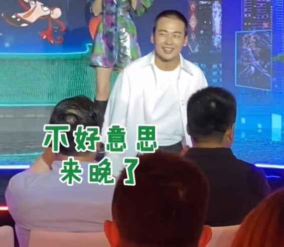 郭麒麟模仿于和伟经典鬼畜动作，模仿太像，迟到被抓包表情好尴尬