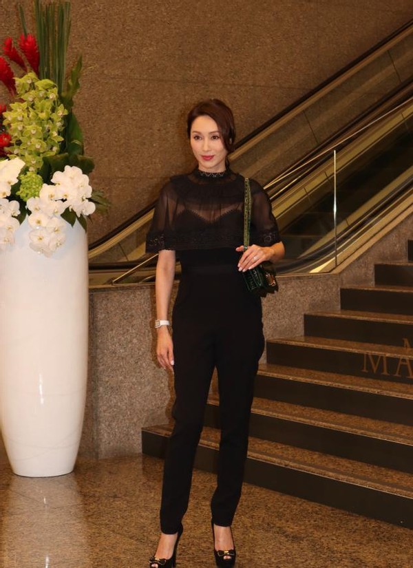 郭可盈三姐弟罕見同框，小妹罕露面，剪寸頭似男生顏值差別太大